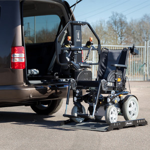 Comment charger et ranger votre fauteuil roulant en voiture ?