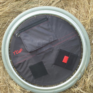 Enjolieroue avec poche plate zippée, maille, amovible (image 1) - Cliquez pour la voir en plus grand, dans une nouvelle fenêtre. Enjolieroue avec poche plate zippée, maille, amovible (image 1)