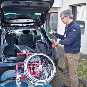 Comment charger et ranger votre fauteuil roulant en voiture ?